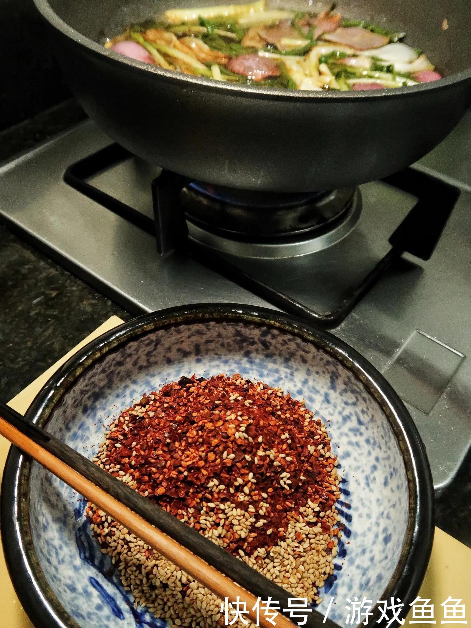 做红油椒麻鸡,一是红油,二是椒麻,三是鸡