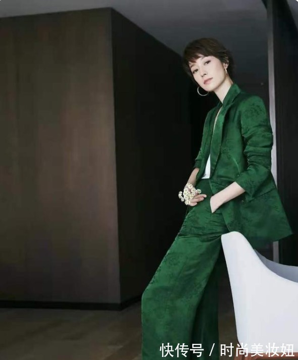 无龄感 马伊琍衣品真洋气,穿白色卫衣配运动裤,减龄不说还很高级