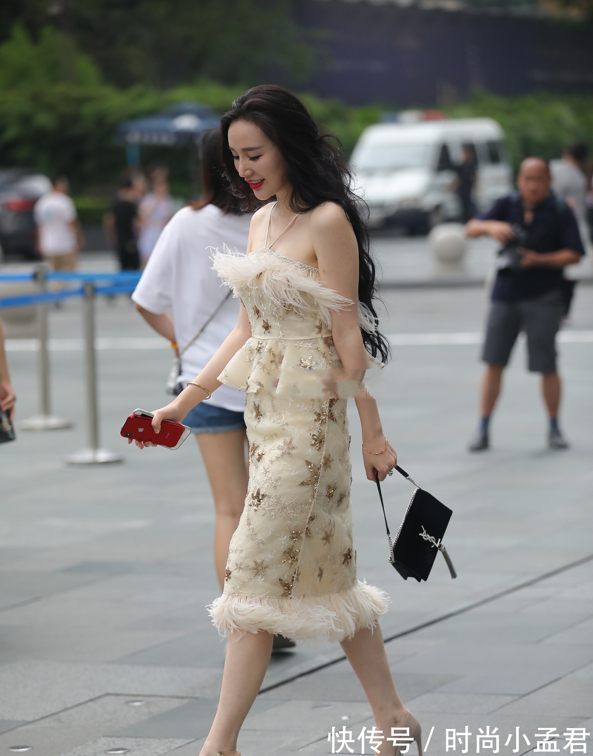 高跟鞋|独特设计两根带子“挂”在脖子上,时尚款裙子,显优美曲线