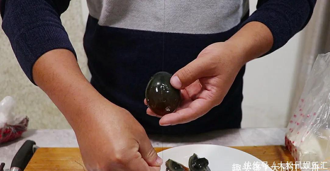 凉拌皮蛋,很多人都不会调料汁,大厨教你一招,和饭店的味道一样