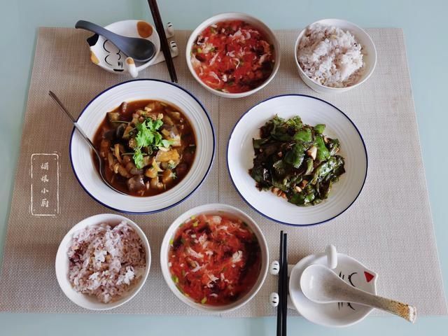 下饭|2菜1汤的午餐成本不超10元钱，干煸辣椒皮薄细嫩，干香入味下饭