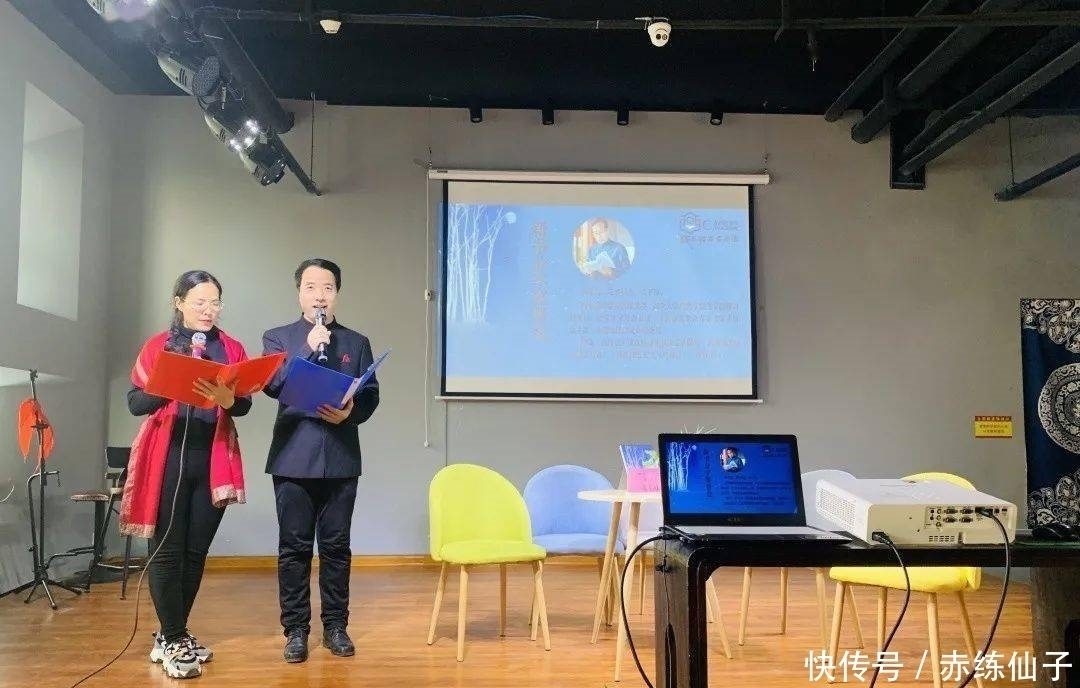 文化动态张军峰《月挂东天》签售会在古西楼文化艺术创客举行