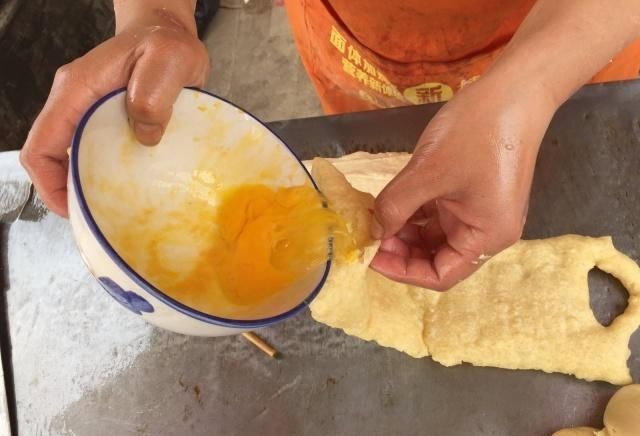 豪车|90后小伙摆摊卖“祖传”小吃,足料5块一份,顾客开豪车前来购买