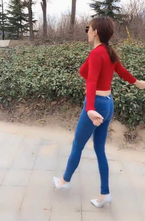 颜值|高颜值的美女,穿上紧身牛仔裤,大长腿女人味十足