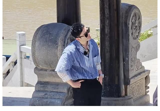 为品牌带货?赵丽颖录《中餐厅》穿羊绒套装,还带了全自动洗衣机