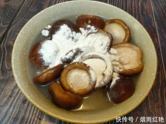 泡发干香菇,别再用清水,多加2样,只需10分钟,口感肥厚又干净
