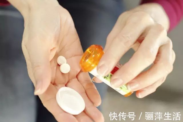 冲刷|下水道堵了，她随手丢进两块药片，不到1分钟就疏通了