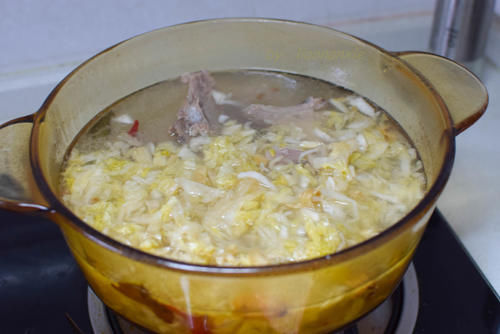 东北酸白菜的腌制方法和酸菜排骨汤的详细做法