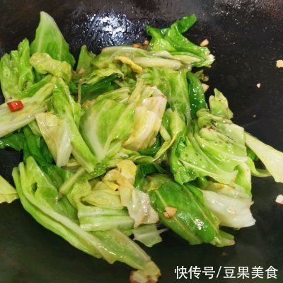 牛心菜|腊肠爆炒牛心菜，简单快