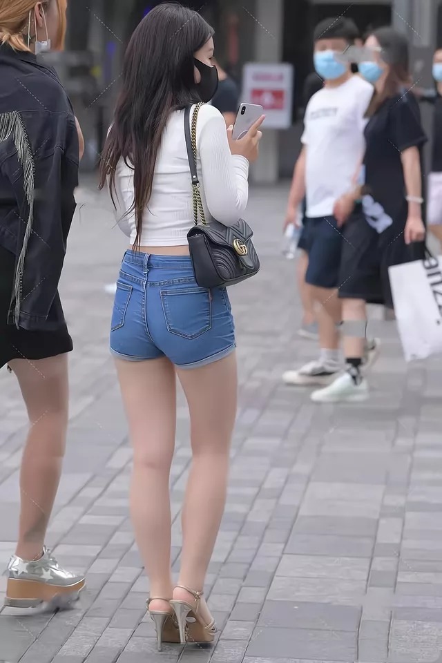 时髦 白色针织衫搭配蓝色牛仔短裤,不仅时髦有型,还显得十分清新自然