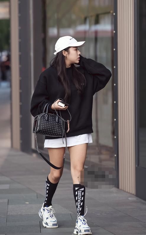 美女|街拍:年轻的时尚男女们特别的潮,就连发型的颜色也是很潮