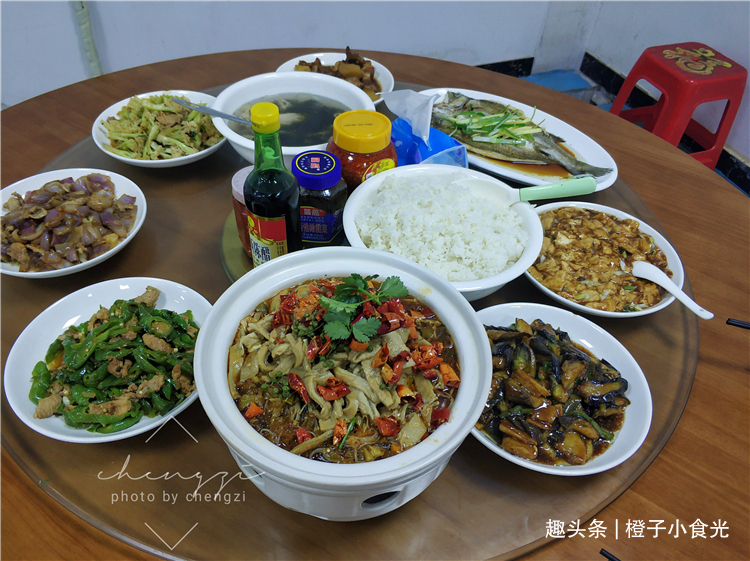 “五一”放假回家,婆婆做的晚餐,没有大鱼大肉,一家老少吃得香