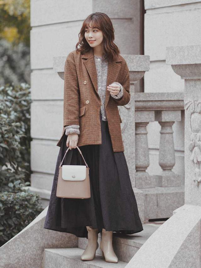 半身裙 40+女生秋天备这3条裙子,搭配西服、针织衫更优雅,时髦又减龄