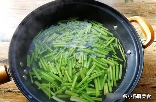 更香|芹菜与它是绝配，比炒肉都更香，多吃提高免疫力，还不会变胖