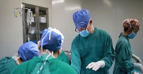 宝妈|90后宝妈产后昏迷,刚出生的宝宝轻吻妈妈,在场医生泛起泪花