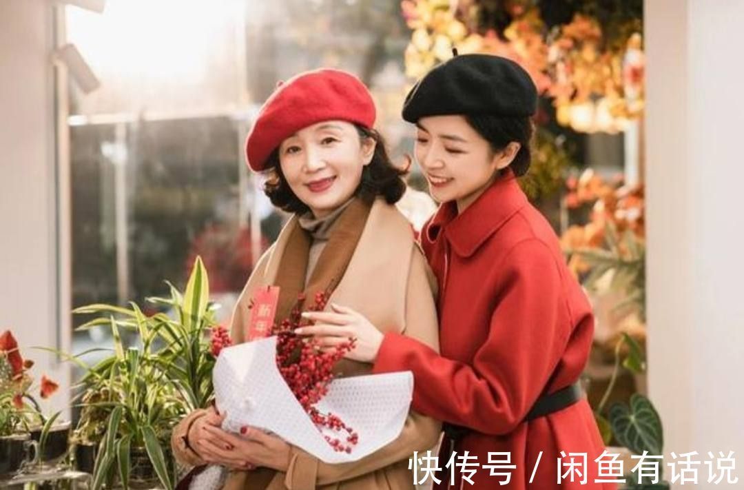 时髦|冬天穿“红色”更时髦,学三木母女这样搭,不扮嫩不显老更有气质