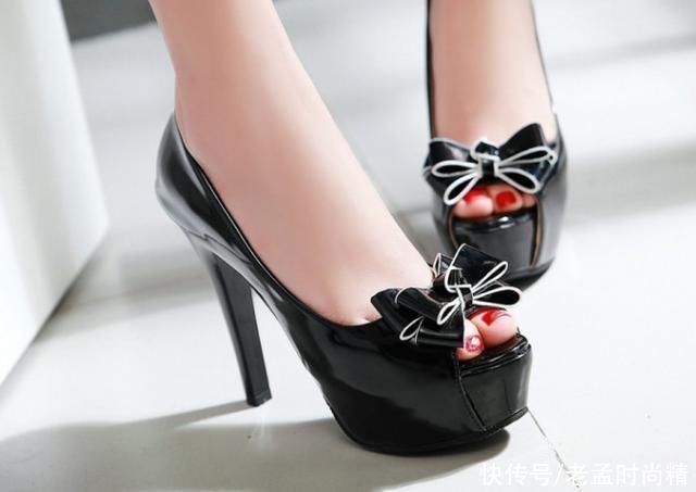 凉鞋|美丽的脚穿上带跟的鞋子,简直太美了