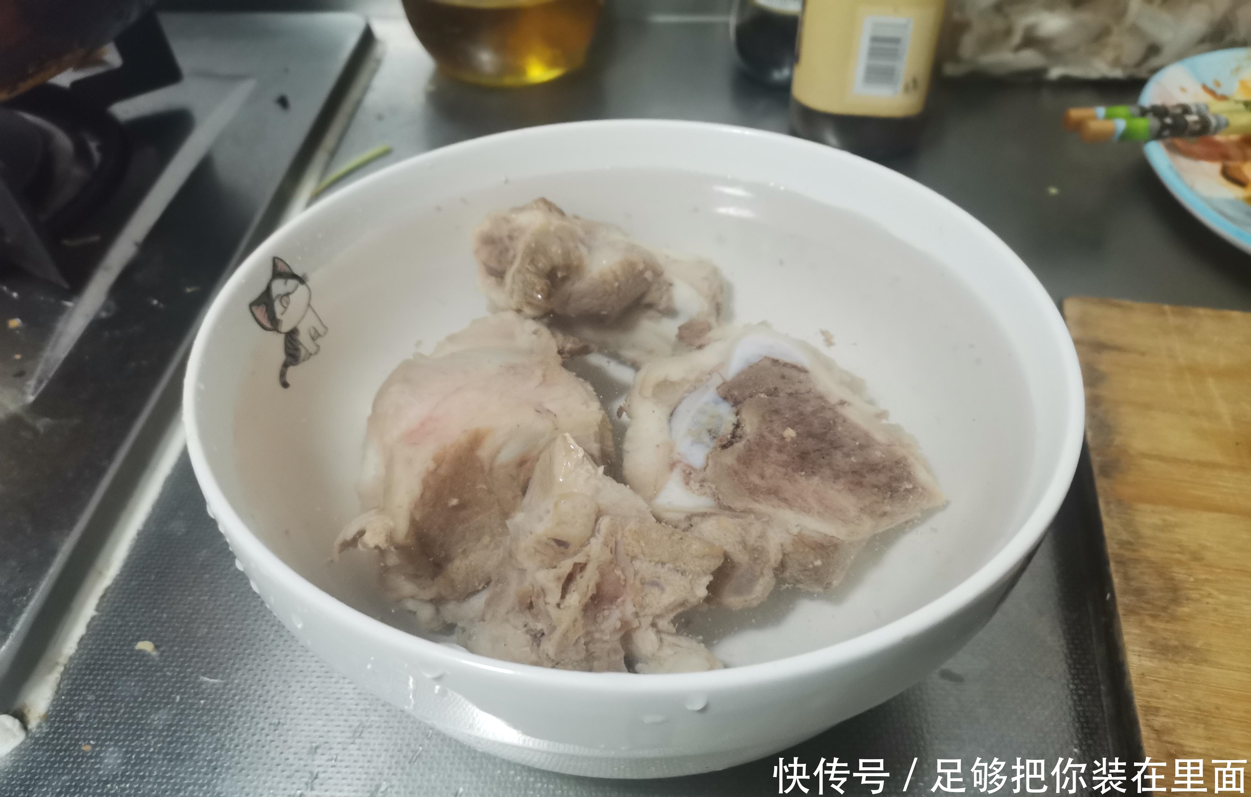 春天要喝大骨萝卜汤，猪大骨是基础，萝卜块是灵魂，熬多久很关键