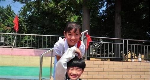 结婚|姐姐结婚弟弟全程摆臭脸,伤心欲绝下了台,网友忍不住笑出声