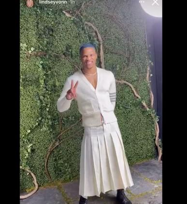 造型|头发染成蓝色+白裙!威少新造型引热议,乐福点赞队友叹与众不同