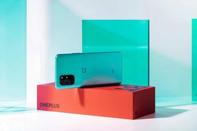 搭载|OnePlus 9首曝：搭载骁龙875跑分出炉，依然是挖孔屏