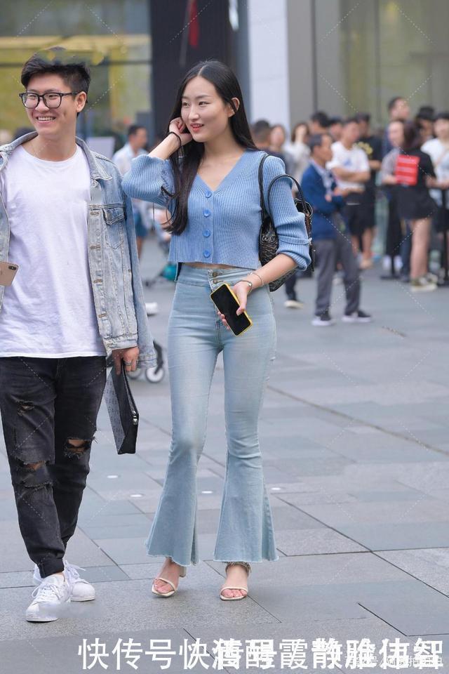 阿成|蓝色v领针织开衫搭配浅色喇叭裤，拉长身材比例，展现独特气质