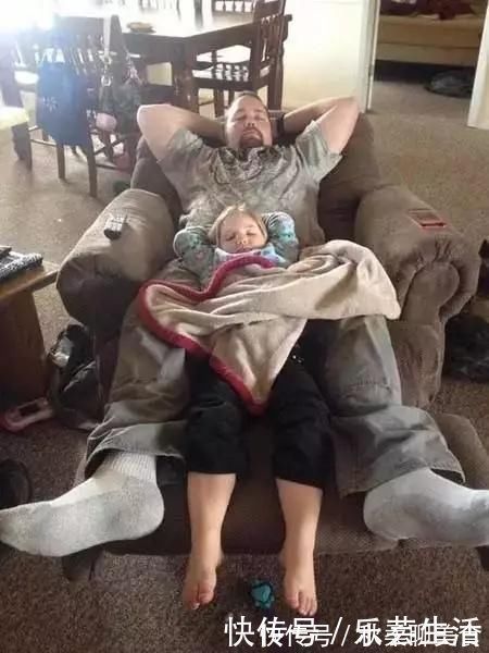 媳妇儿|爸爸陪娃睡觉,醒后发现娃不见了,吓坏了赶紧找,结果自己都乐了