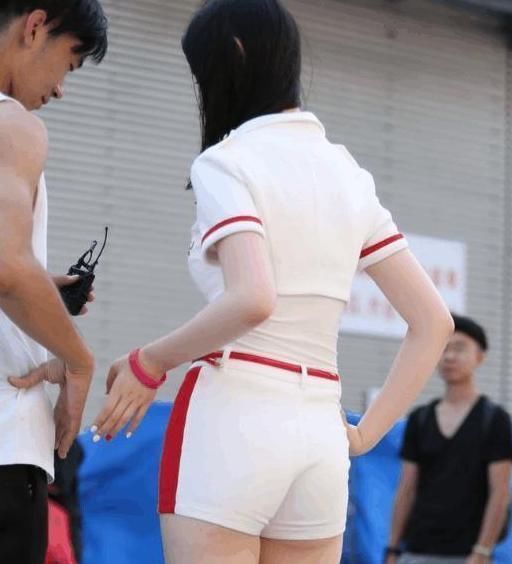 短裤|街拍小姐姐紧身短裤很薄，夏季搭配凉爽透气