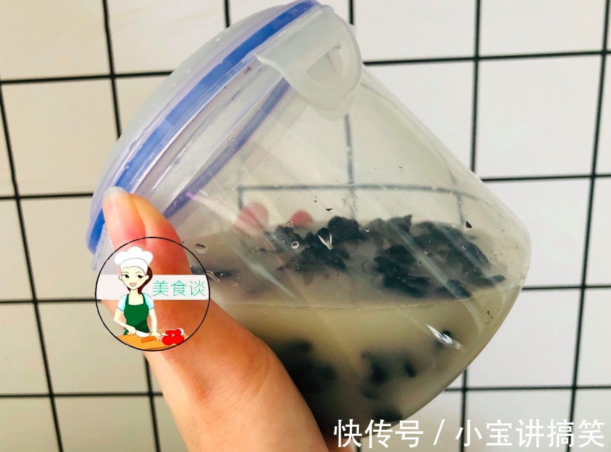 泡木耳别直接加水!大厨教您一招,晃一晃2分钟泡发,又软又干净