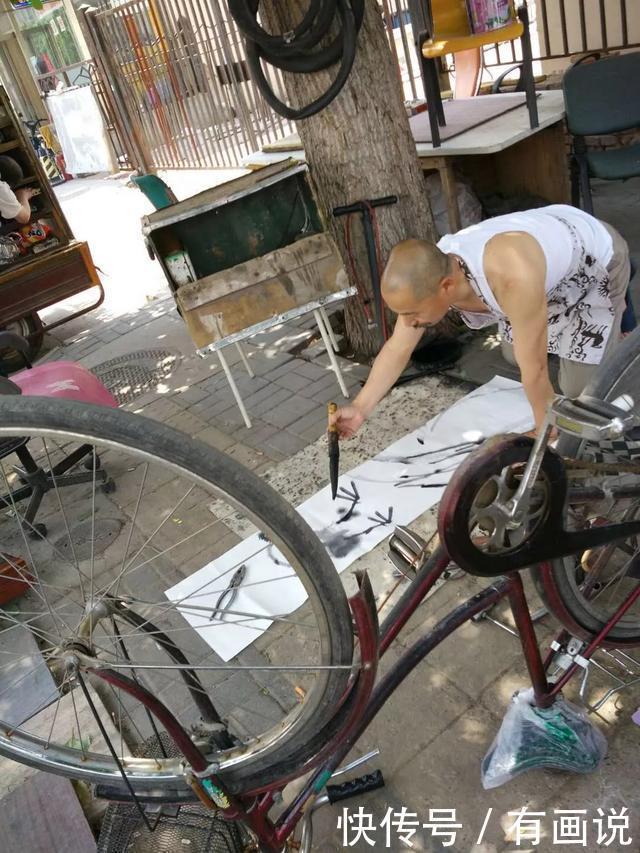 扫地僧|修车老头摆摊卖字画,自称超过齐白石,是狂妄还是真有水平