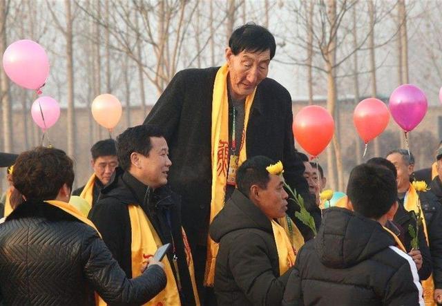 高人|身高2米36“中国第一高人”,年近60喜得一子,如今儿子身高怎样