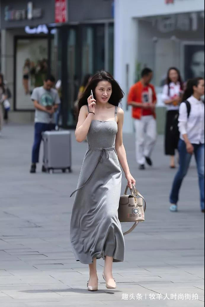 街拍身材妙曼的紧身连衣裙，气质女神一枚！