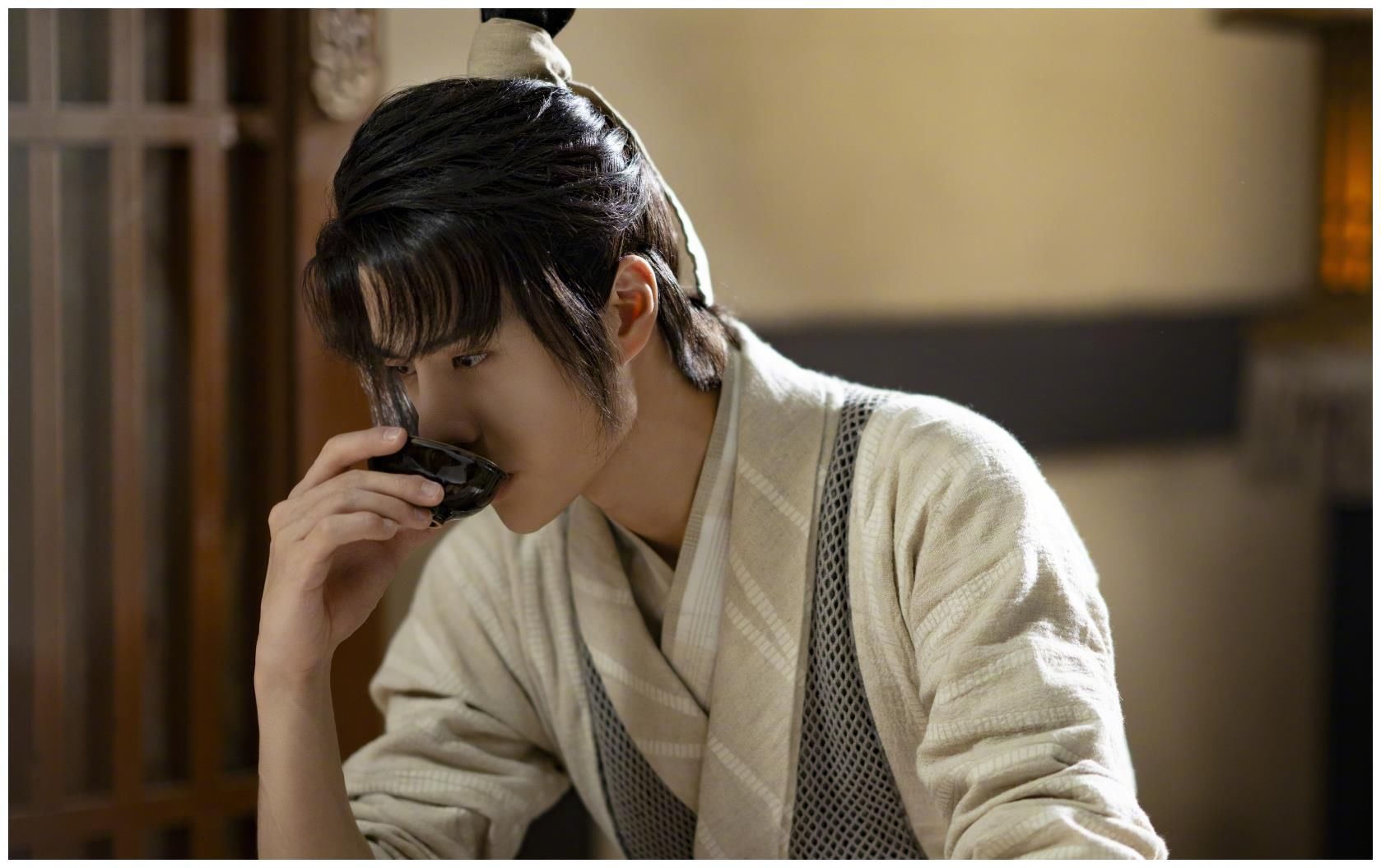 王一博与丁真合照颜值被吊打，虽然又瘦又高，但合照真的没赢