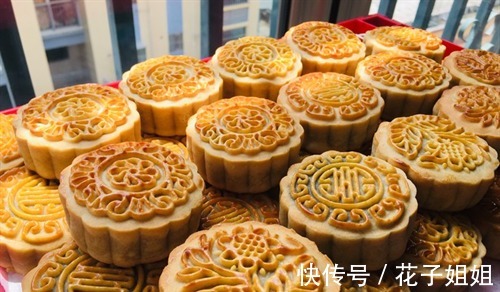 蛋黄月饼|中秋来临，自制手工月饼，和家人分享吧！