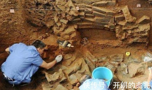 陪葬#盗墓贼太倒霉,和同伙内讧被封于唐代古墓中,墓穴墙角枯坐上千年