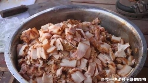 农村羊肉吃法,大盆羊肉炖白菜,吃起来很爽