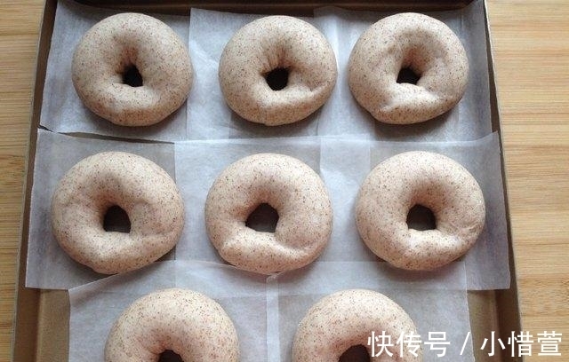 烤盘|教你做款少油少糖的面包,外形可爱像甜甜圈,主要是更健康