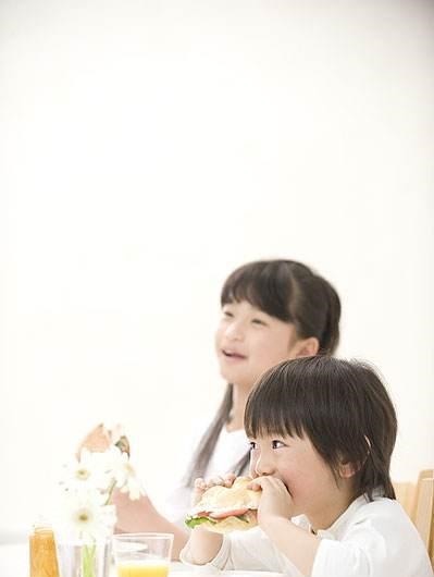 小钰|“妈妈,为什么坐爸爸身上”女儿撞见父母恩爱,妈妈这句话很受用