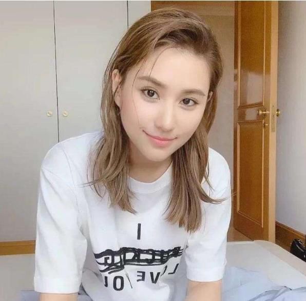 窦骁秀|何猷君夫妇综艺刚播，何超莲就携窦骁秀恩爱，何家竞争又开始了