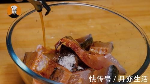 入冬后要多吃鱼,教你懒人做法,用料简单味道好,出锅连汤都不剩