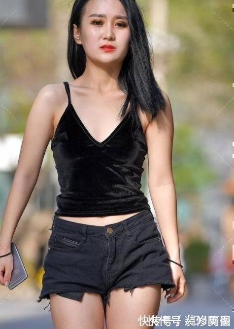 外套 黑色紧吊带搭配黑色短宽松牛仔打底裤,简洁利落,更具时尚感!