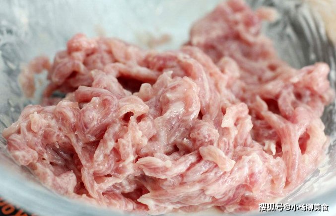 不管炒什么肉，直接下锅炒就不对，多做1步，肉滑嫩入味还不粘锅