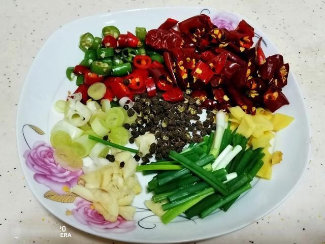 辣子鸡|鸡腿肉这样做，外酥里嫩，香辣过瘾，一大盘都不够吃