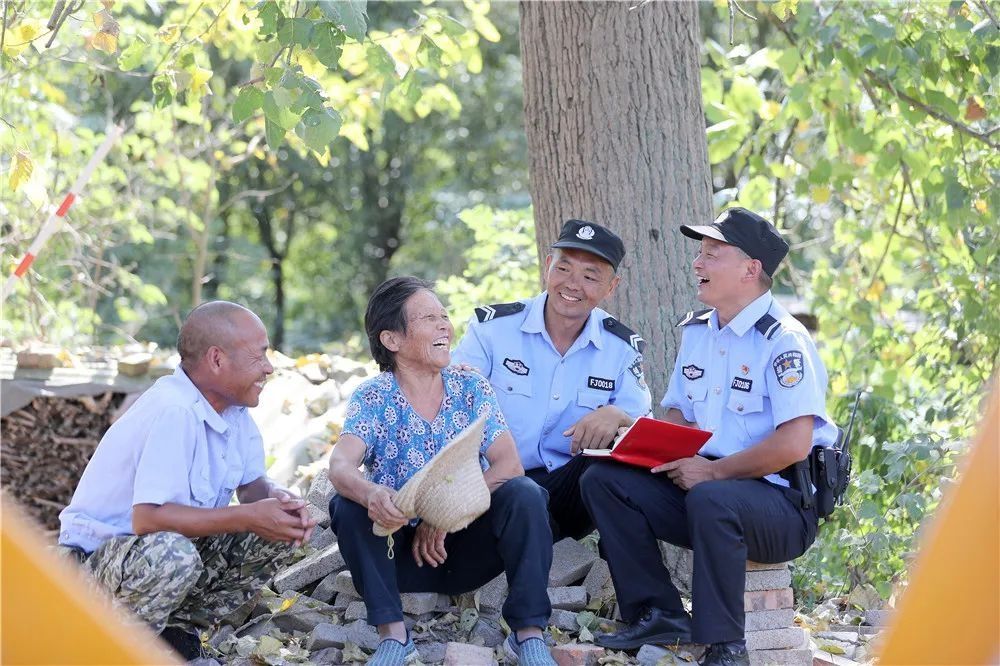 高新区|空巢老人正为秋收犯愁 ，“村警”开着三轮车来帮忙了