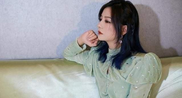 赵薇活动被抓拍,生图曝光真实颜值,这才是44岁女人的真实状态