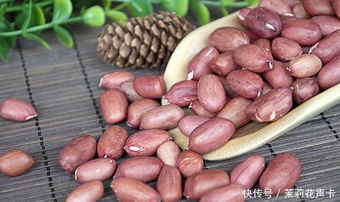 吃法|不论男女，早上空腹吃5颗花生，坚持半月，3大好处“会找到你”