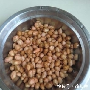 花生米不要炒了，盐水泡一泡，比炒的好吃，又酥又香，好吃过瘾