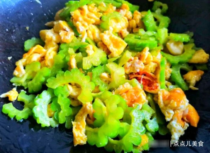 苦瓜炒鸡蛋的小技巧，只需一步让苦瓜不苦翠绿不变，口感超棒