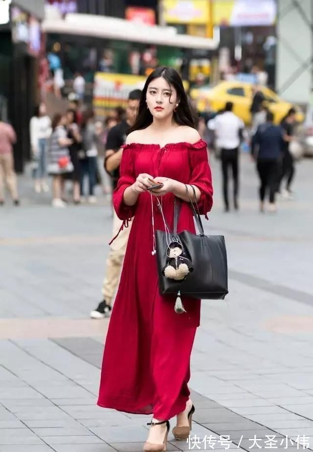 街拍|美女街拍:成熟典雅的小姐姐,长相好气质佳,尽显独特魅力