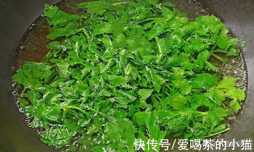 芹菜叶是个宝，丢掉可惜了，教你个特色吃法，清香爽口给肉不换